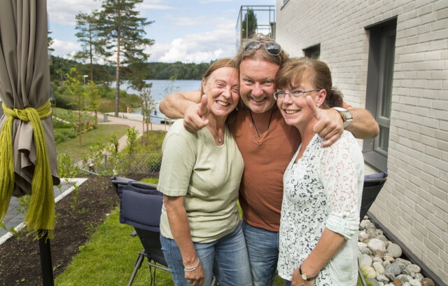 GODE NABOER: - Vi kaller det «Hansen-hjørnet», sier Svein om terasse-hjørnet hvor han ofte setter seg ned og slår av en prat med Wenche Hansen (t.h.) og venninnen Karin Haarberg. Svein hyller vennskapet mellom beboerne i det nye boligkomplekset. Foto: Tor Lindseth/Se og Hør GODE NABOER: - Vi kaller det «Hansen-hjørnet», sier Svein om terasse-hjørnet hvor han ofte setter seg ned og slår av en prat med Wenche Hansen (t.h.) og venninnen Karin Haarberg. Svein hyller vennskapet mellom beboerne i det nye boligkomplekset. Foto: Tor Lindseth/Se og Hør
